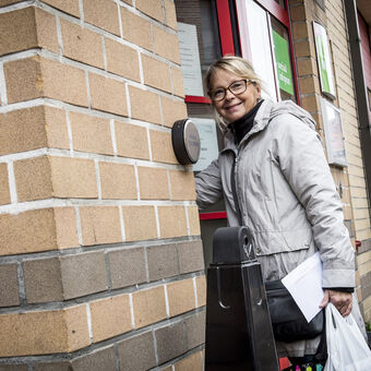 Vrouw gaat door deur