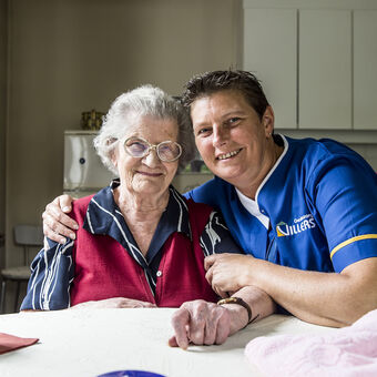 Verzorgster met vrouw